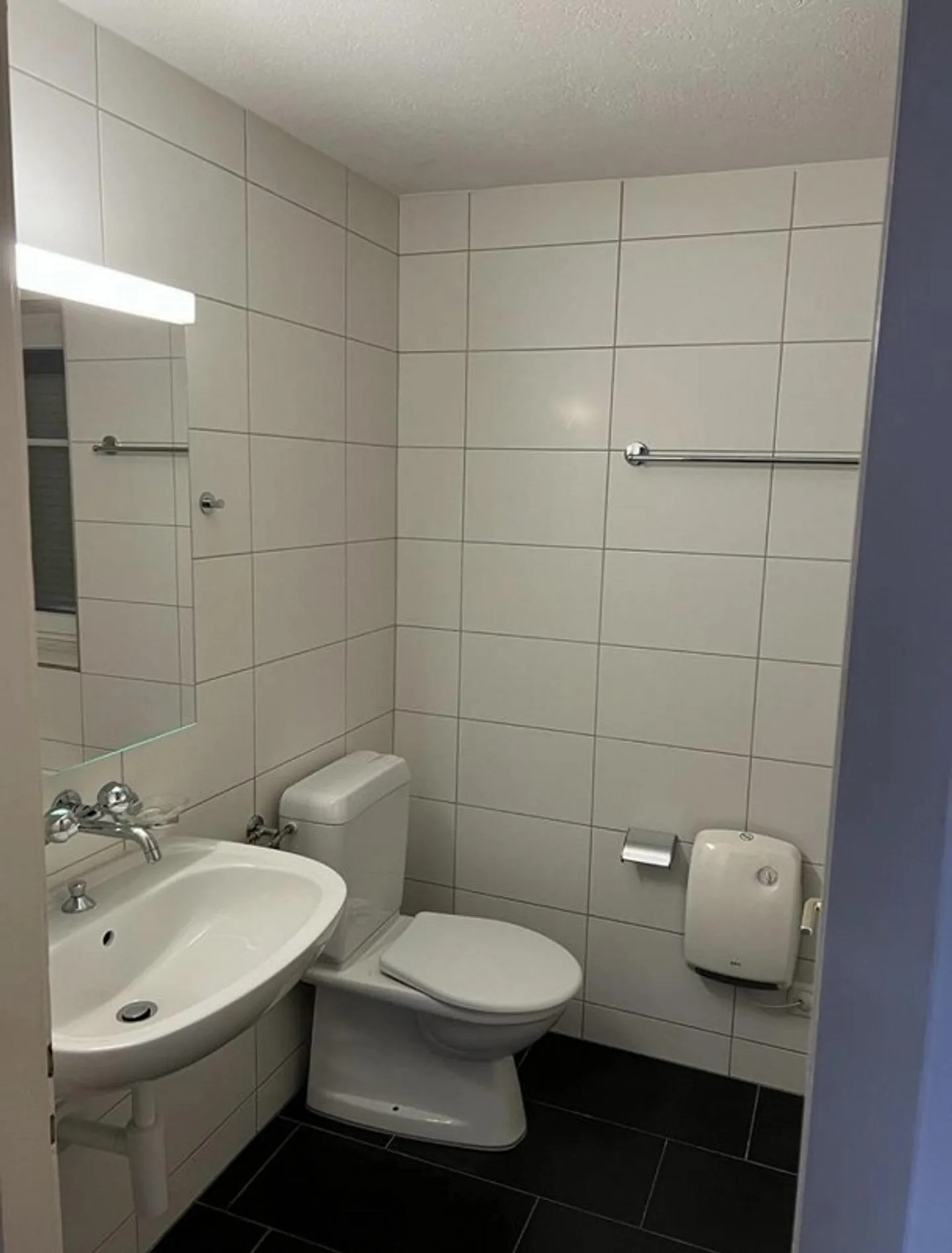 Charming 2.5-Room Apartment with Balcony in St. Gallen - Photo 4 of 8