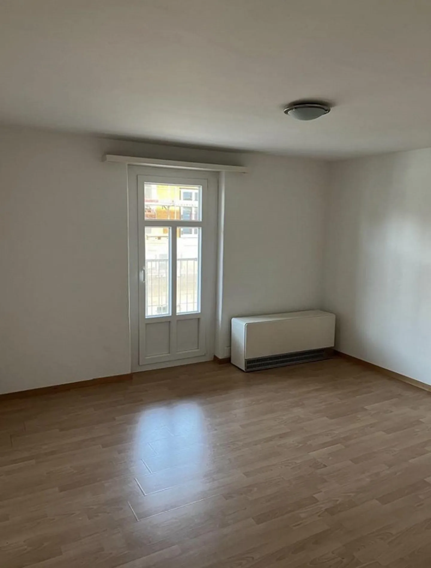 Charming 2.5-Room Apartment with Balcony in St. Gallen - Photo 2 of 8