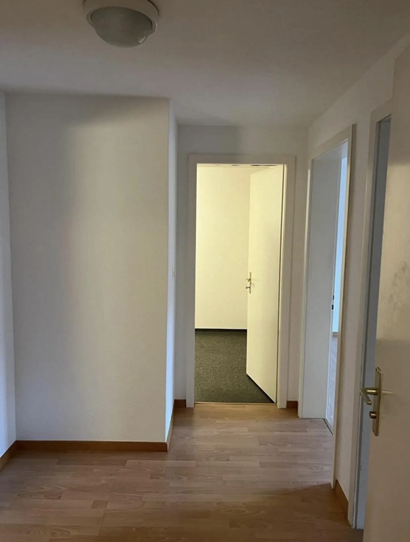 Charming 2.5-Room Apartment with Balcony in St. Gallen - Photo 8 of 8