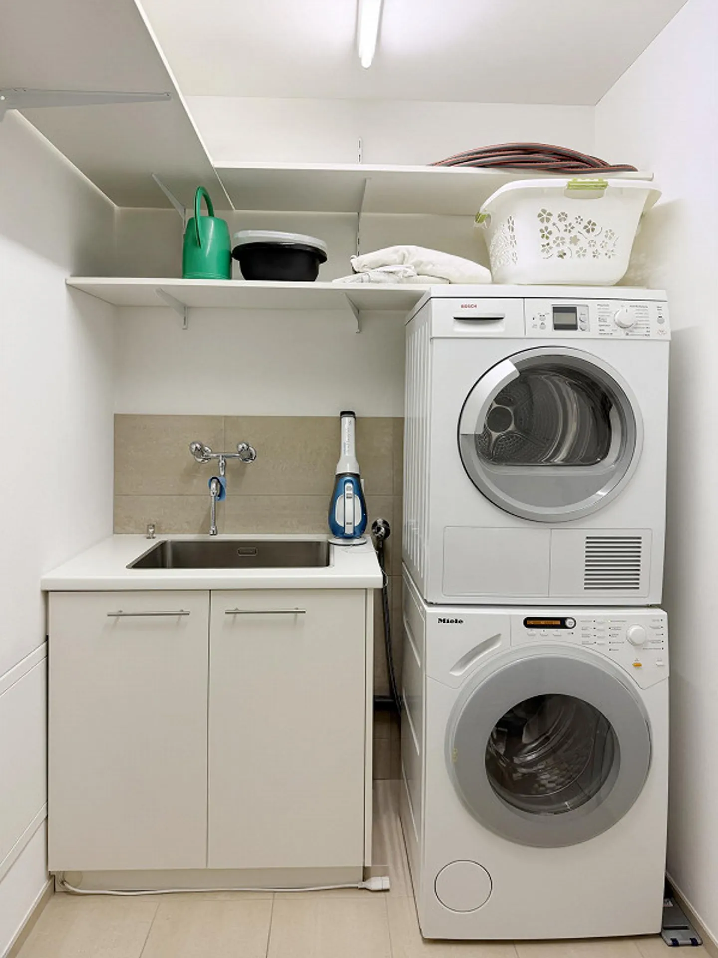 Ampio appartamento attico completamente arredato di 4,5 stanze di alta qualità - Foto 14 di 15