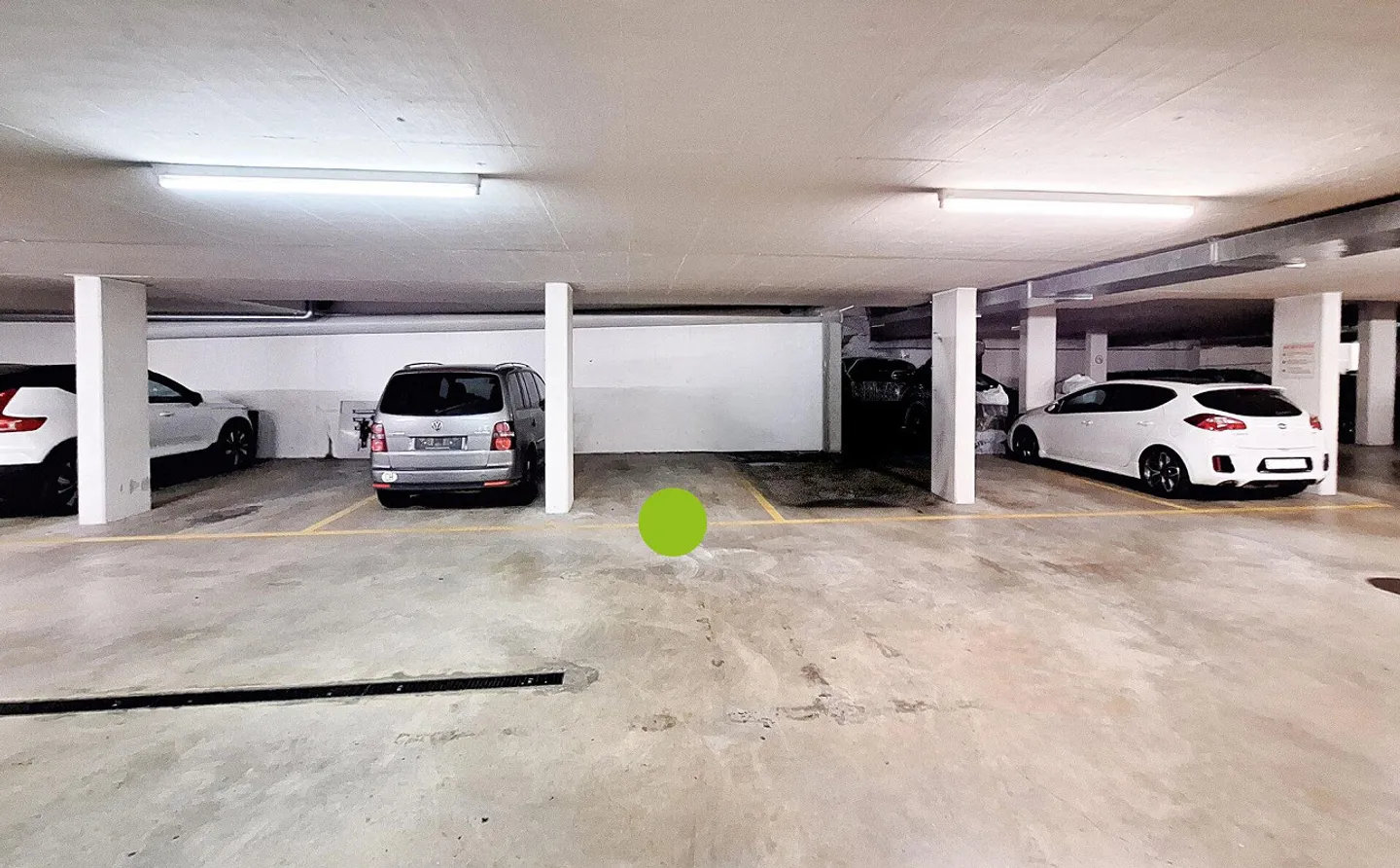 Sicherer Parkplatz verfügbar - Foto 3 von 3