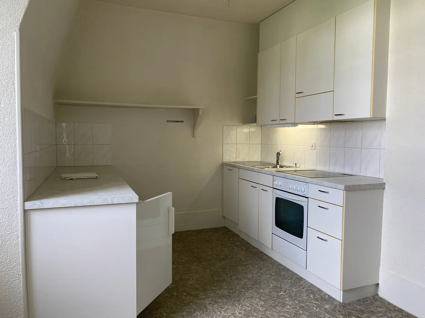 Bright 2.5-room apartment with small balcony - Photo 2 of 9