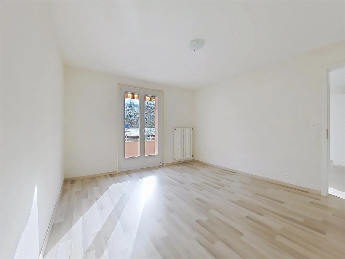 Sion, moderno appartamento di 3,5 stanze di 80 m2 con balcone sud e parcheggio - Foto 4 di 16
