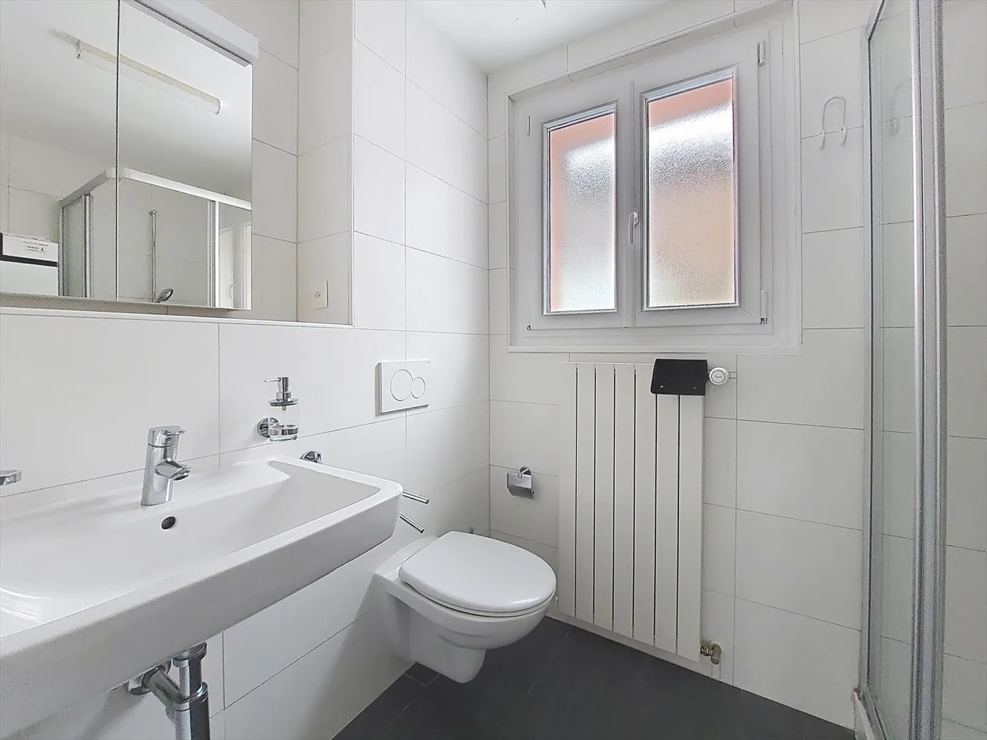 Sion, moderno appartamento di 3,5 stanze di 80 m2 con balcone sud e parcheggio - Foto 12 di 16