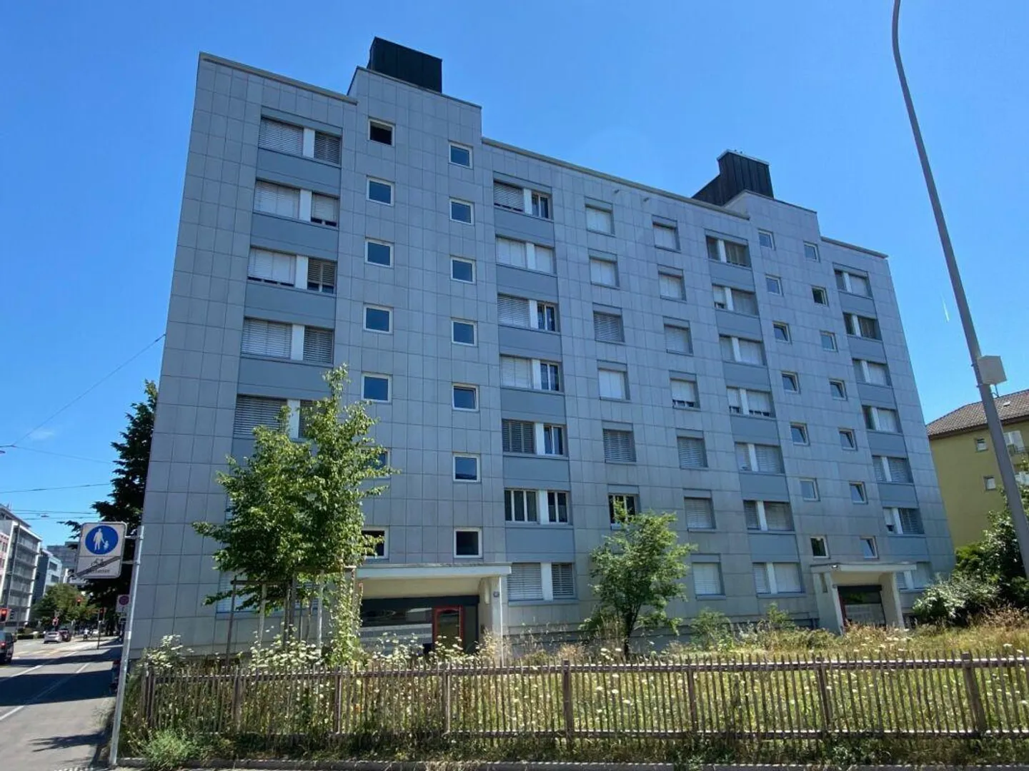 Appartement en attique d'une chambre avec grande terrasse, directement à la gare d'Altstetten - Photo 1 sur 9