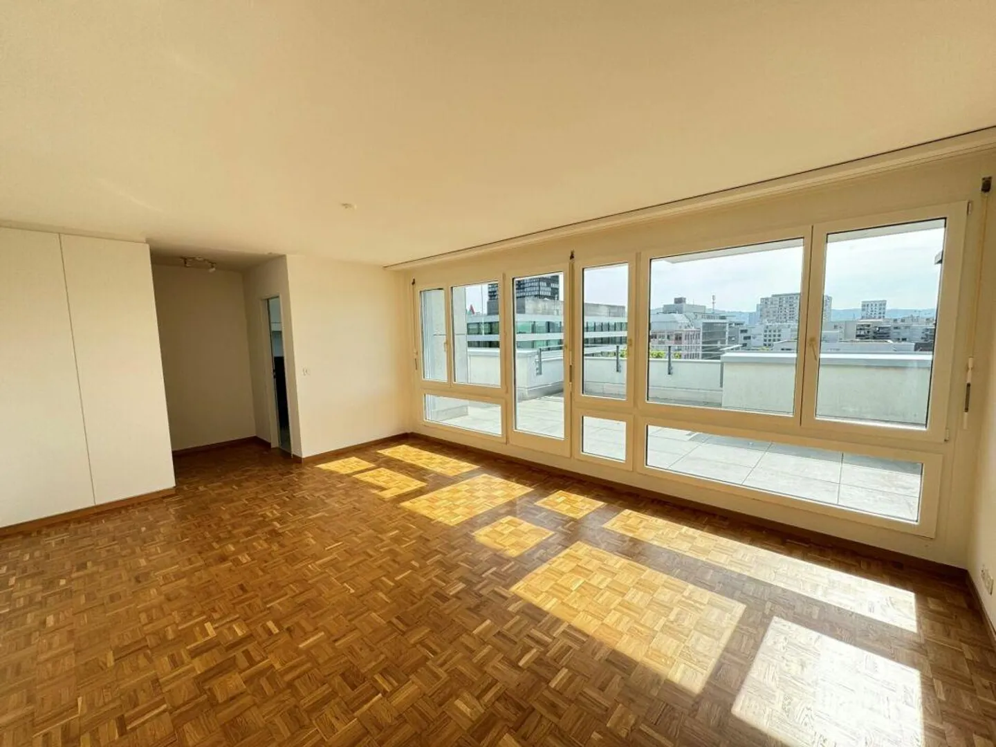 Appartement en attique d'une chambre avec grande terrasse, directement à la gare d'Altstetten - Photo 2 sur 9