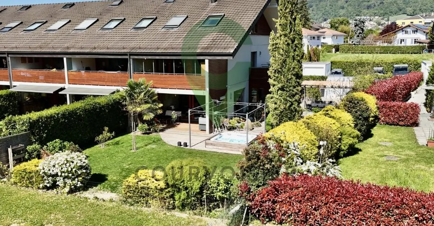 Stunning house with beautiful garden and jacuzzi, located near Gland - Photo 1 of 13
