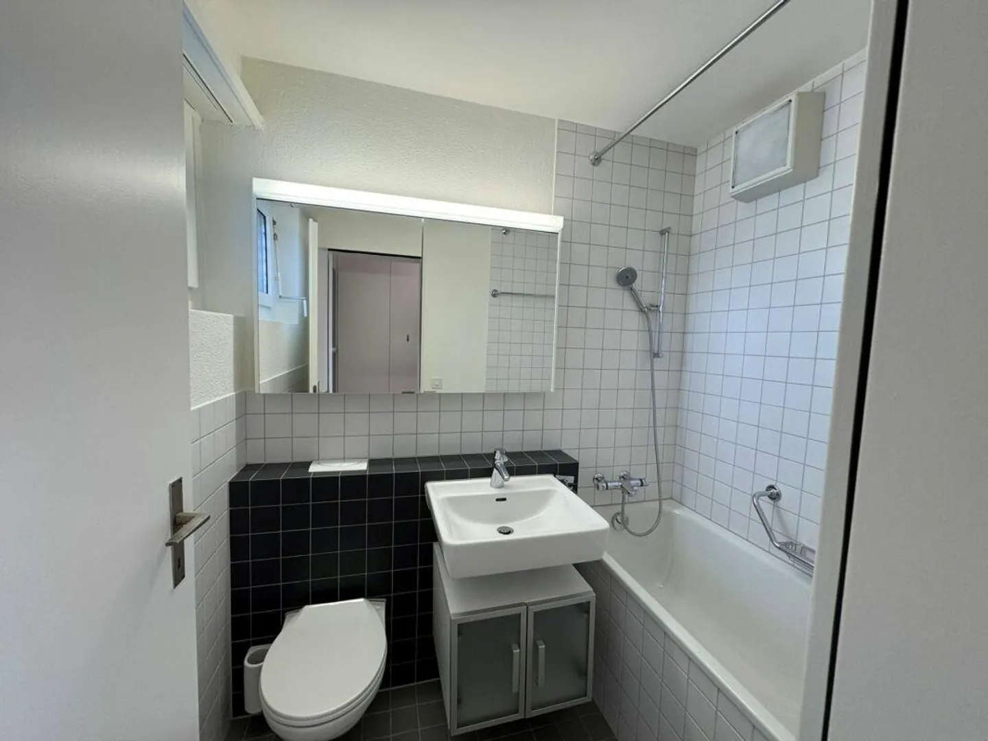 Appartement en attique d'une chambre avec grande terrasse, directement à la gare d'Altstetten - Photo 5 sur 9
