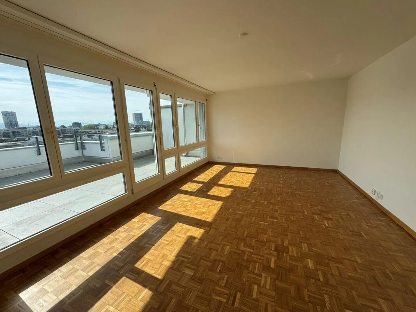 Appartement en attique d'une chambre avec grande terrasse, directement à la gare d'Altstetten - Photo 3 sur 9