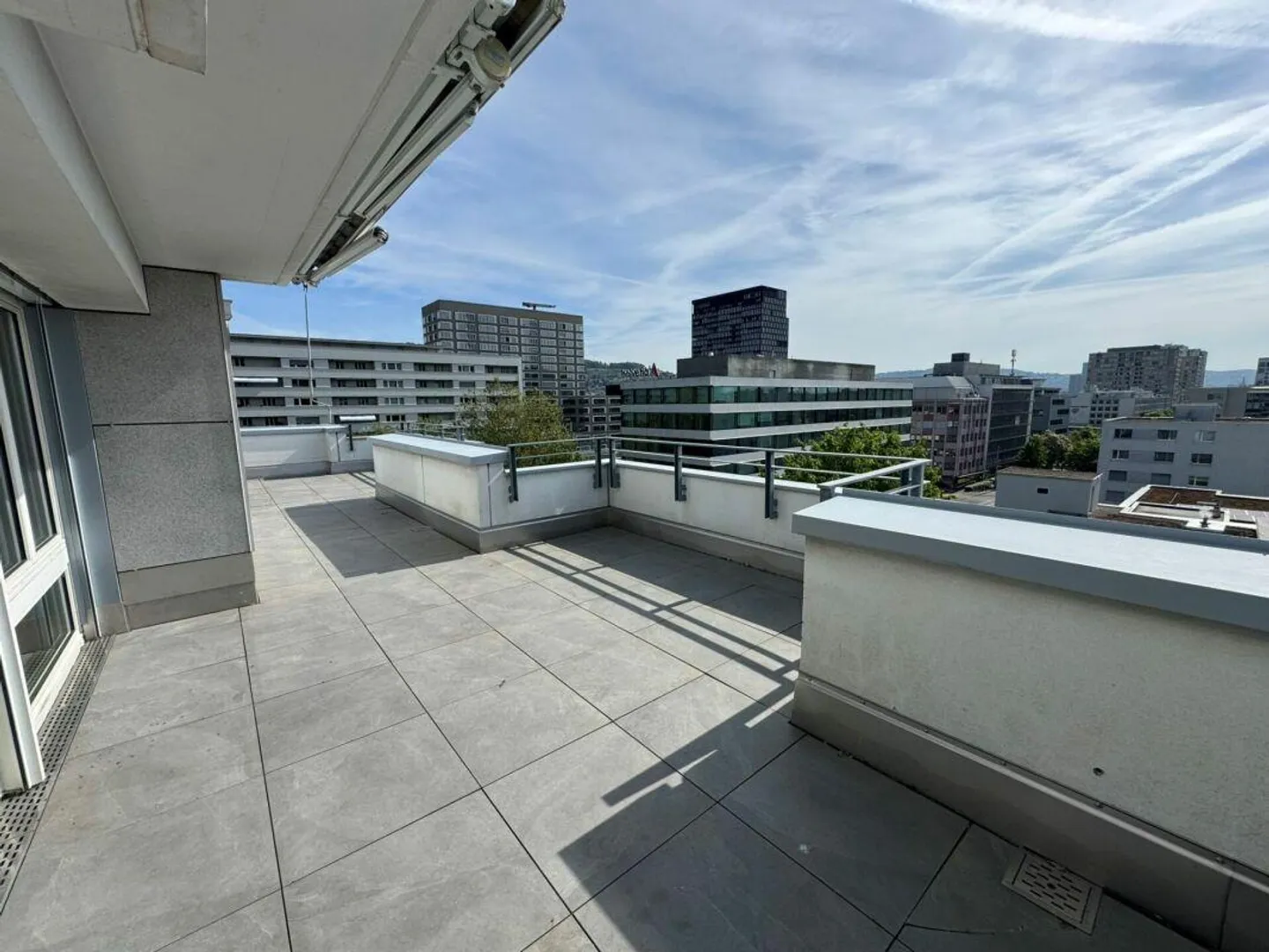 Appartement en attique d'une chambre avec grande terrasse, directement à la gare d'Altstetten - Photo 6 sur 9