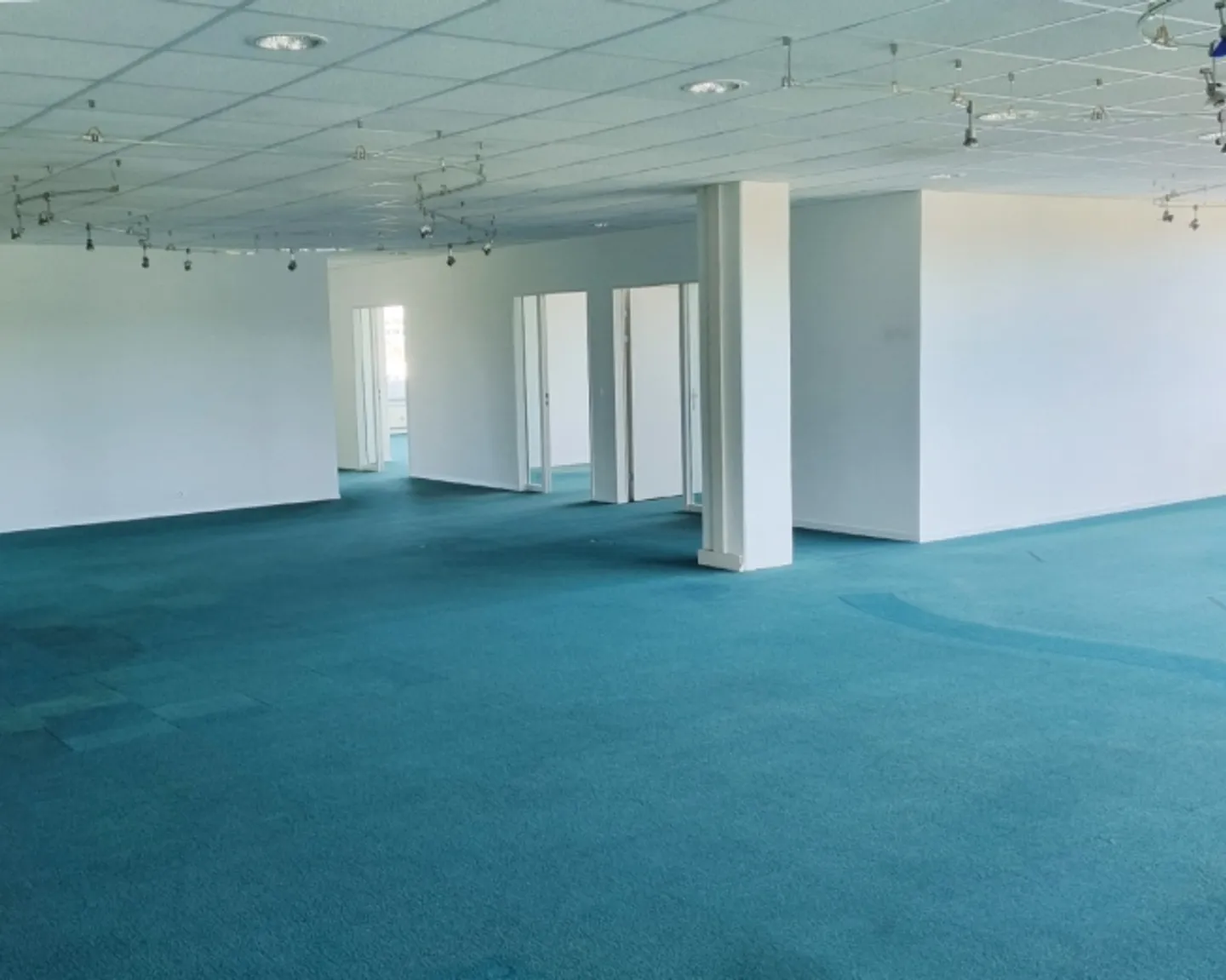 «Grosszügige Bürofläche - sofort bezugsbereit» - Foto 1 von 6