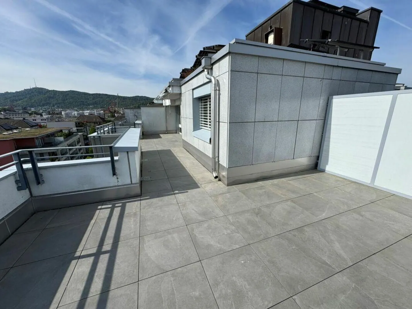 Appartement en attique d'une chambre avec grande terrasse, directement à la gare d'Altstetten - Photo 7 sur 9