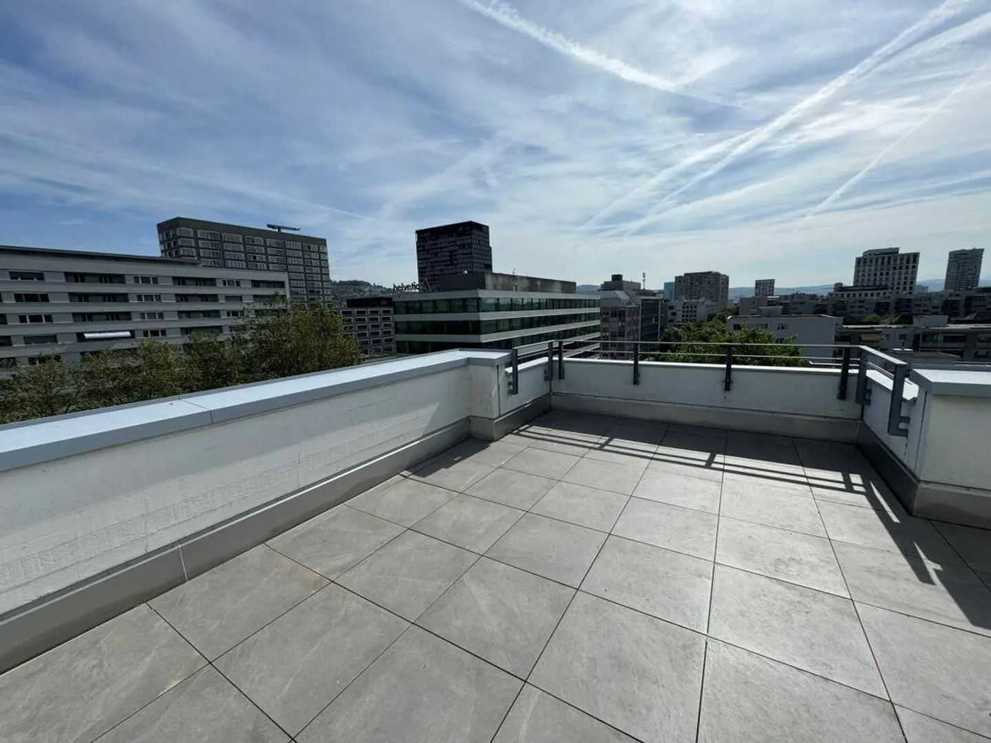 Appartement en attique d'une chambre avec grande terrasse, directement à la gare d'Altstetten - Photo 8 sur 9