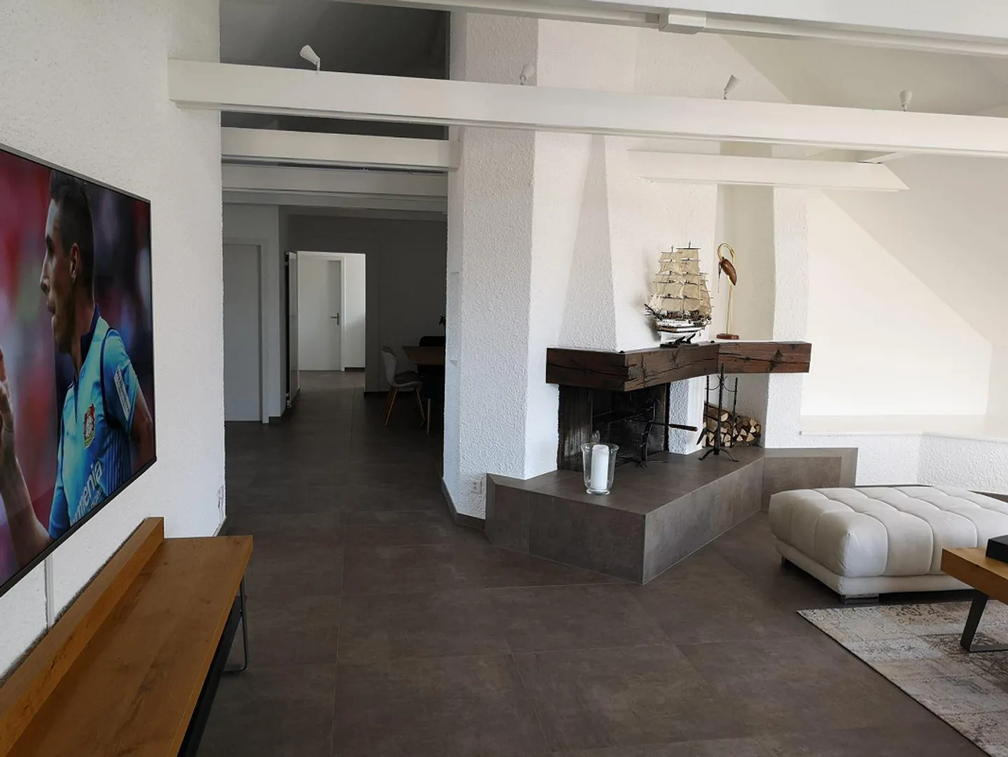 Large 5 Room Enthusiast Attic Apartment - Photo 2 of 10