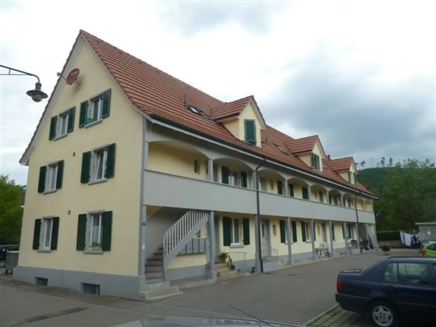 Charmante 4.5-Zimmer-Dachwohnung in ruhiger Lage von Zwingen - Foto 1 von 13