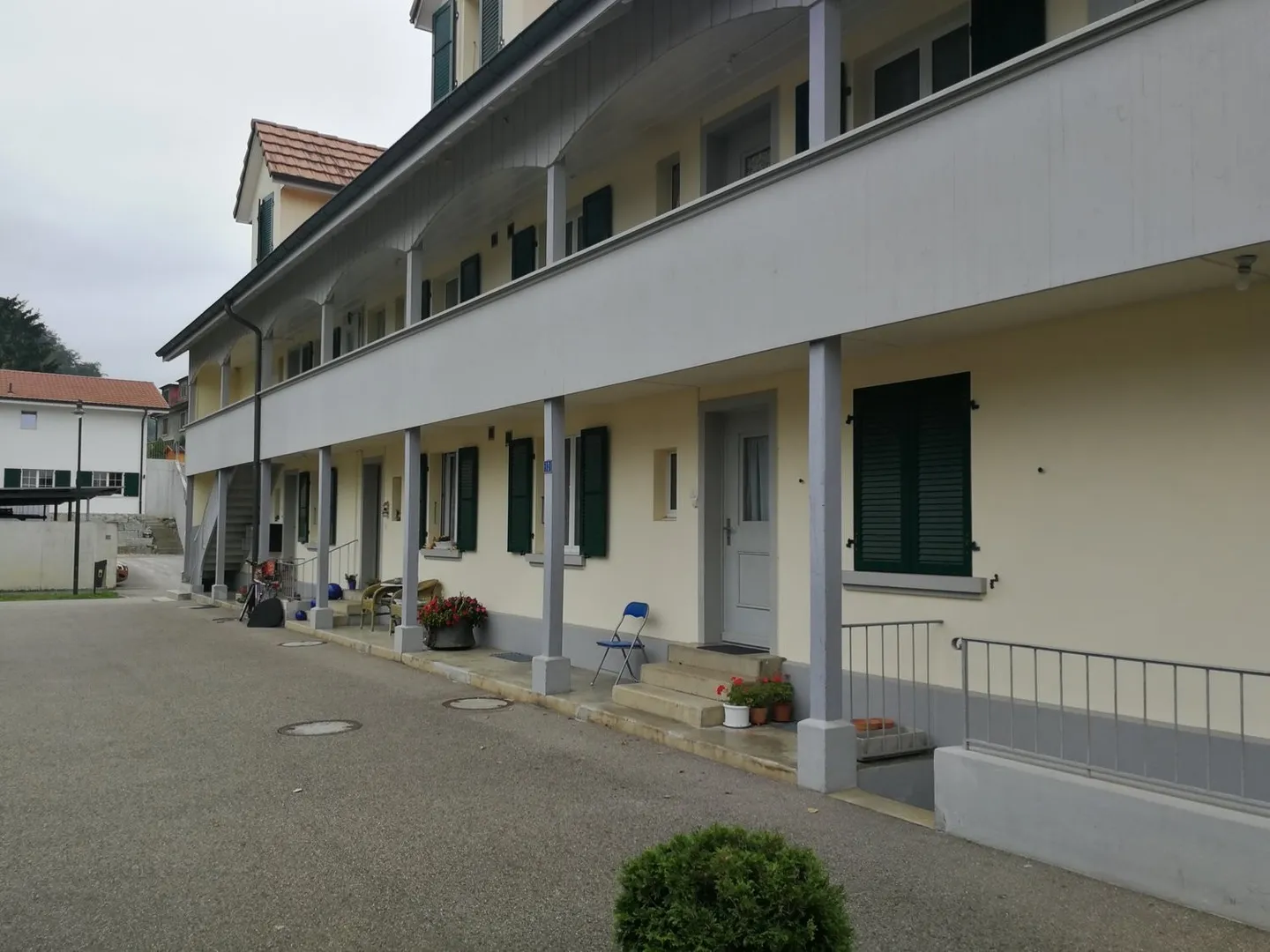 Charmante 4.5-Zimmer-Dachwohnung in ruhiger Lage von Zwingen - Foto 2 von 13