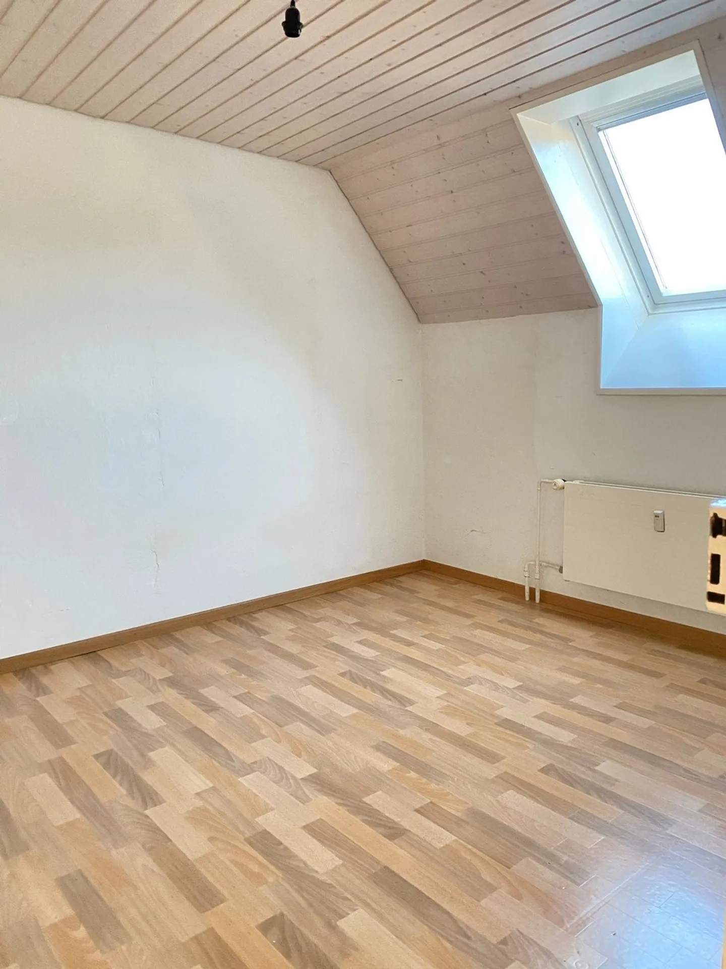 Charmante 4.5-Zimmer-Dachwohnung in ruhiger Lage von Zwingen - Foto 8 von 13