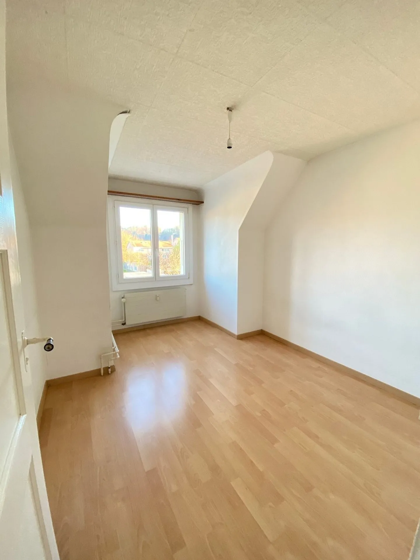 Charmante 4.5-Zimmer-Dachwohnung in ruhiger Lage von Zwingen - Foto 10 von 13