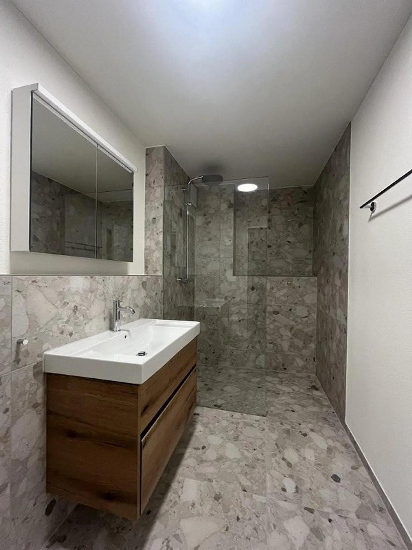 First rental - Attractive garden apartment for rent - Photo 6 of 7