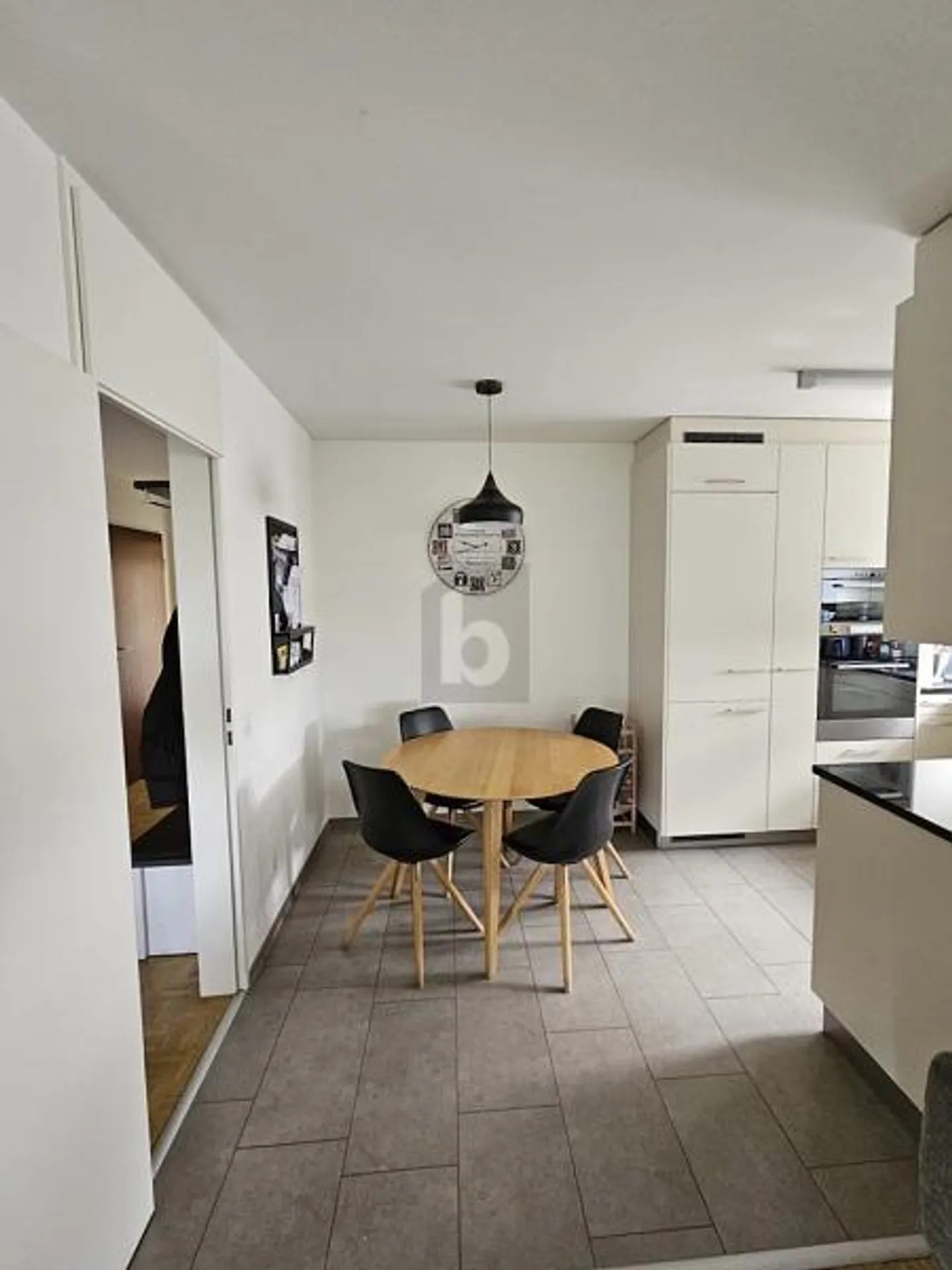 DEUX ÉTAGES ET MODERNE AVEC NOUVEAU TOIT - Photo 3 sur 6