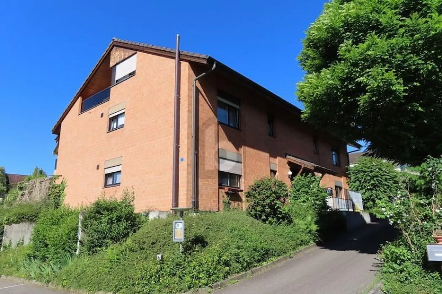 DEUX ÉTAGES ET MODERNE AVEC NOUVEAU TOIT - Photo 1 sur 6