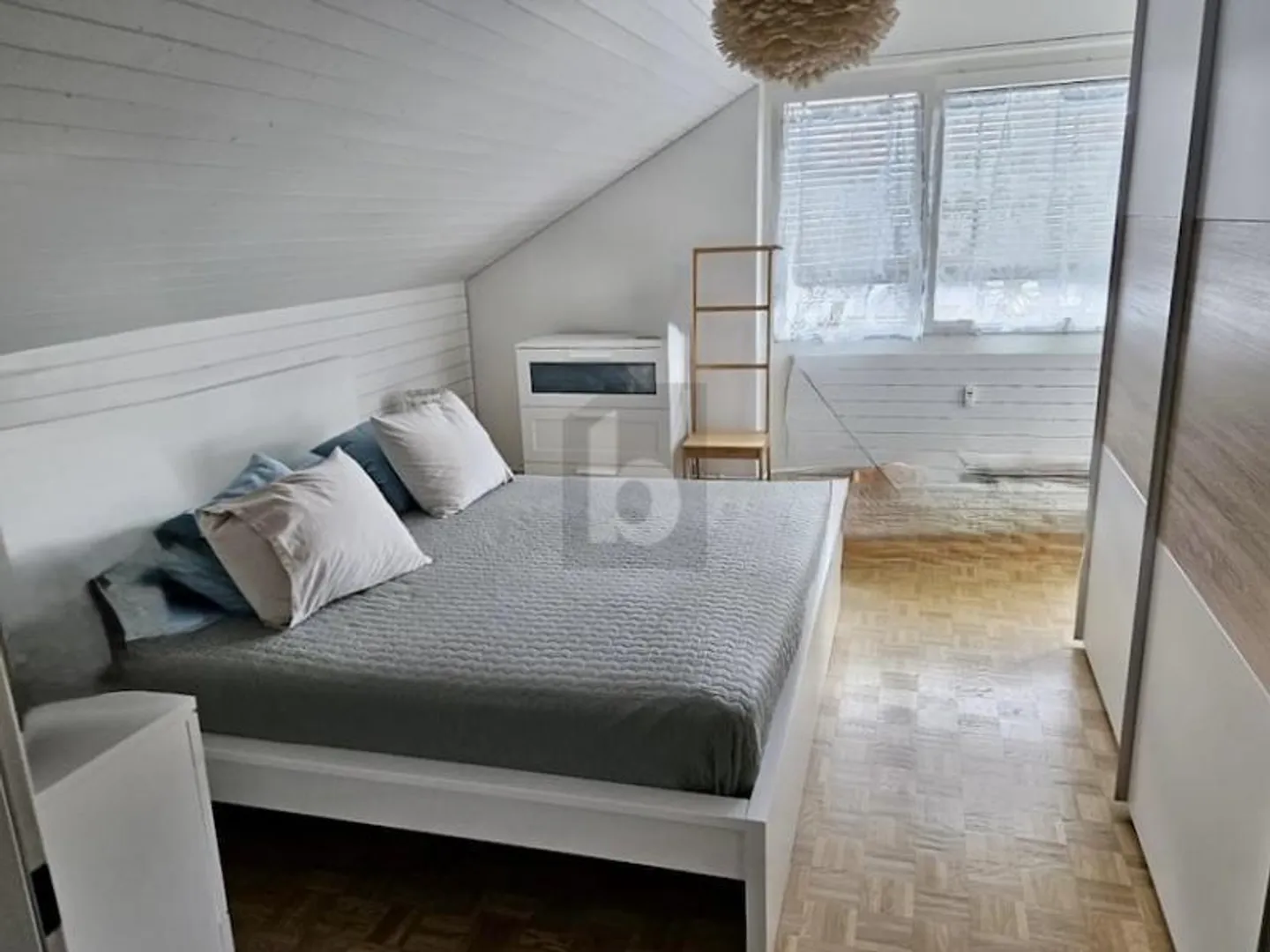 DEUX ÉTAGES ET MODERNE AVEC NOUVEAU TOIT - Photo 4 sur 6