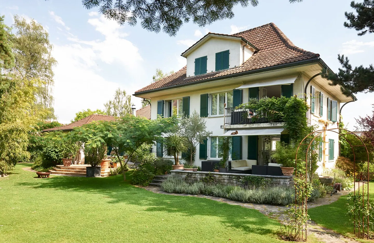 GRANDES PROPRIÉTÉS - Villa avec trois unités résidentielles et un grand potentiel de développement - Photo 1 sur 8