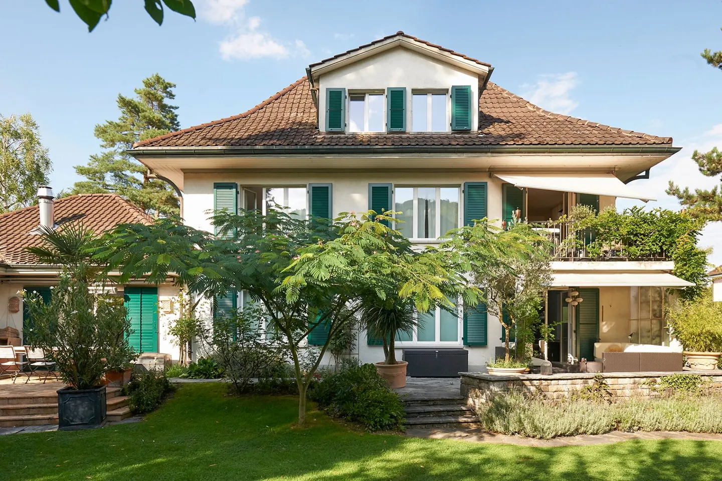 GRANDES PROPRIÉTÉS - Villa avec trois unités résidentielles et un grand potentiel de développement - Photo 2 sur 8