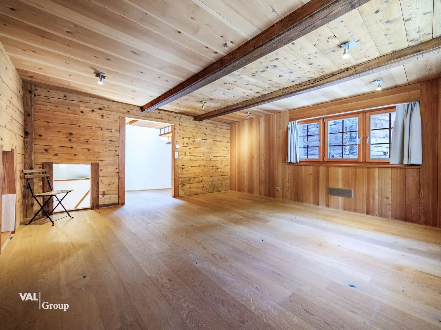 Le charme rencontre la qualité - maison valaisanne entièrement rénovée au cœur de Leuk - Photo 4 sur 13