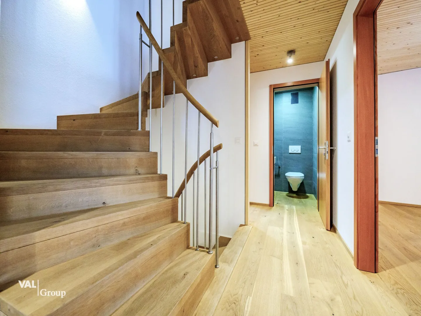 Le charme rencontre la qualité - maison valaisanne entièrement rénovée au cœur de Leuk - Photo 11 sur 13