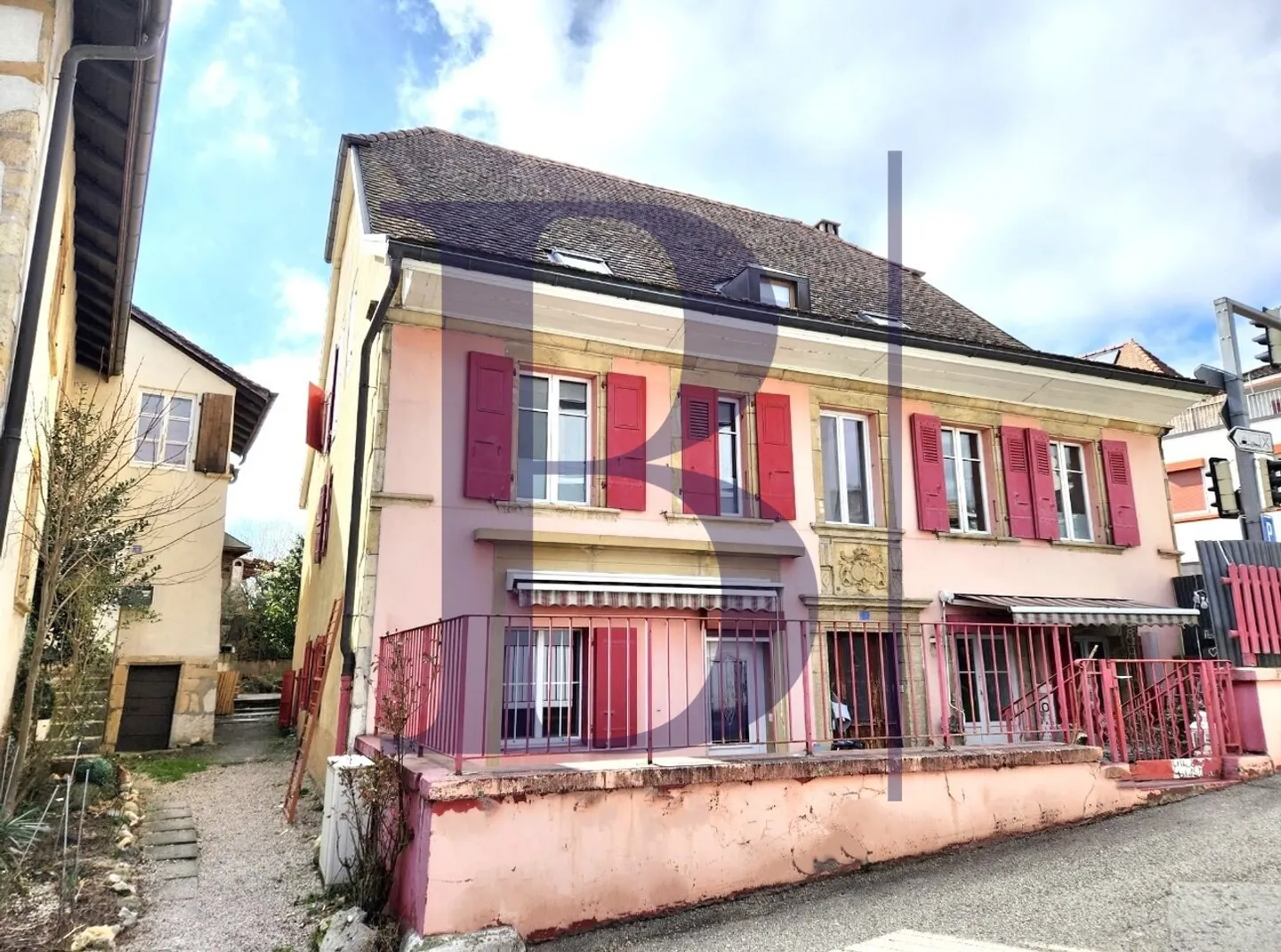 Residential Building by Lake Neuchâtel - Photo 1 of 10