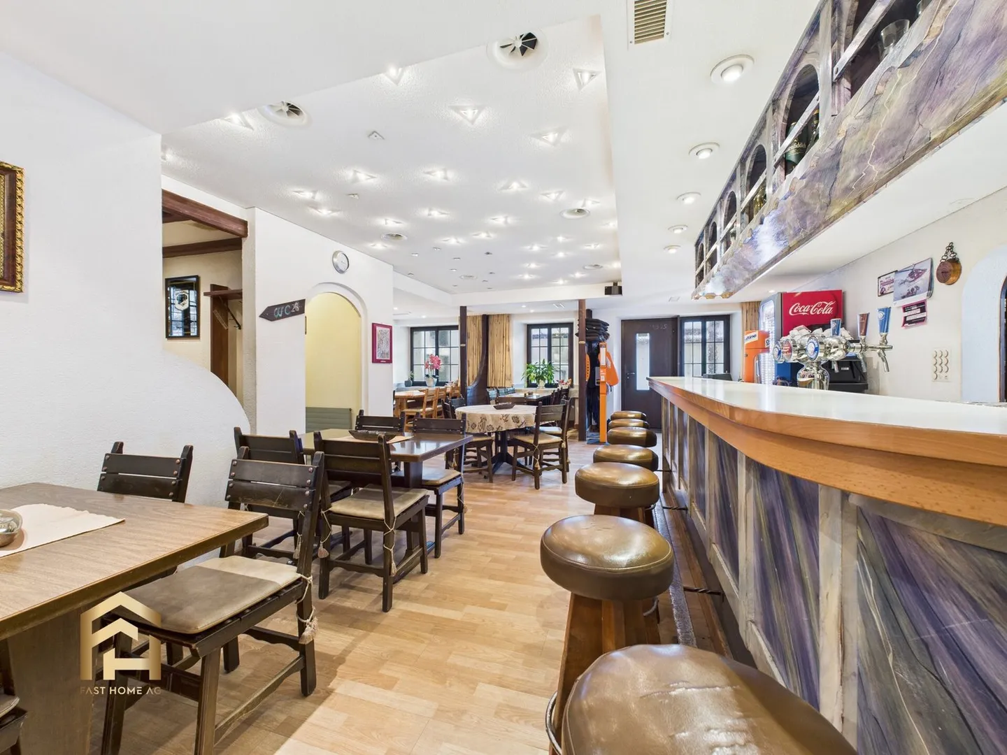 Ristorante con terrazza, pub e magazzini nel centro di St. Niklaus - Foto 1 di 13