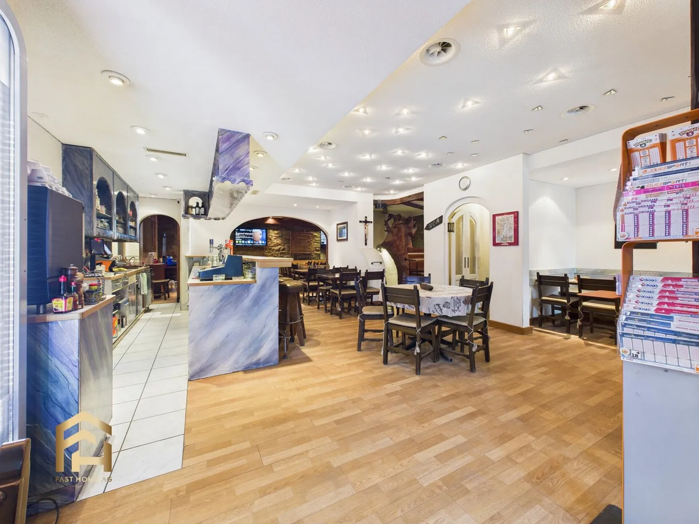 Ristorante con terrazza, pub e magazzini nel centro di St. Niklaus - Foto 2 di 13