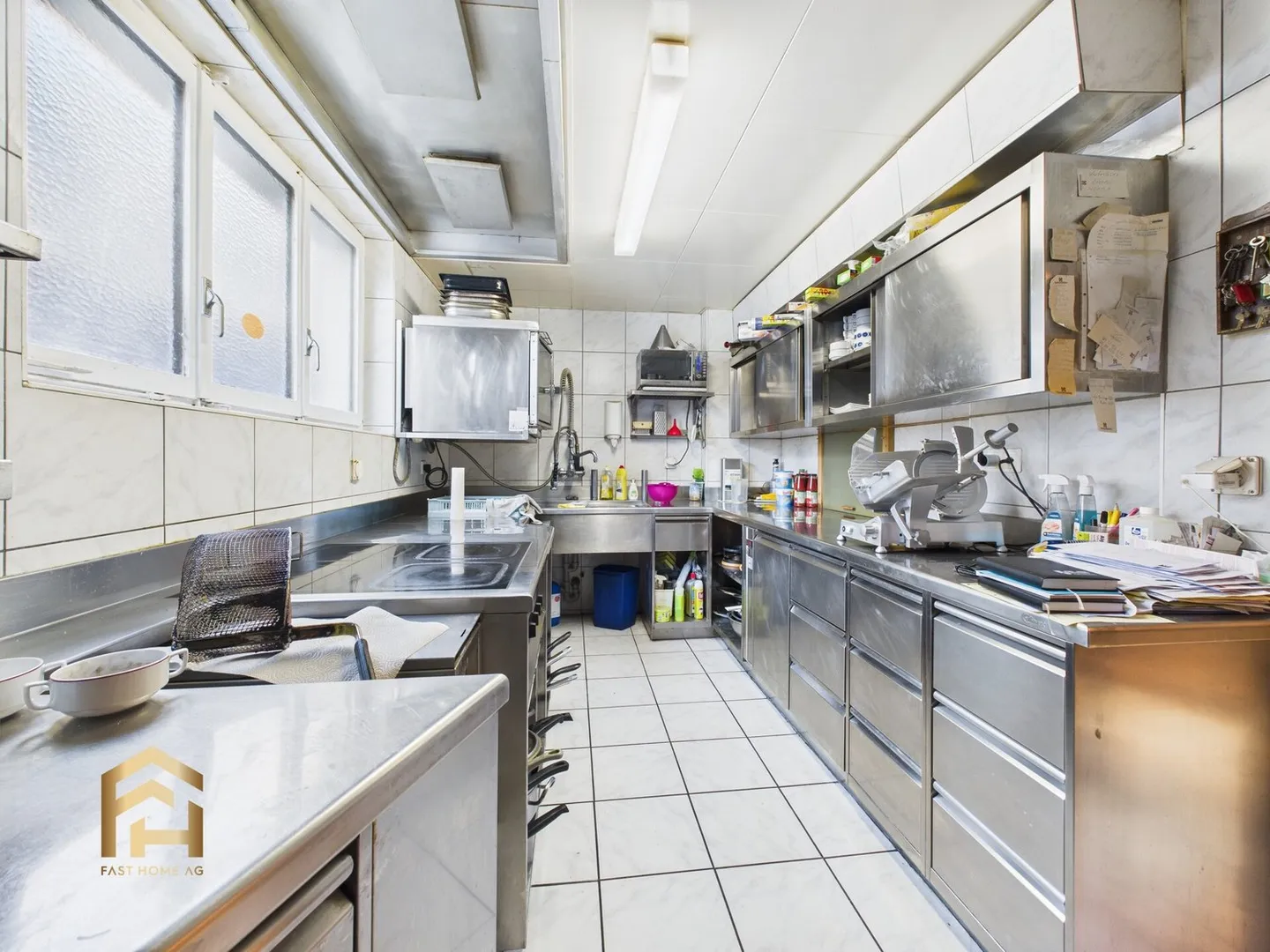 Ristorante con terrazza, pub e magazzini nel centro di St. Niklaus - Foto 5 di 13