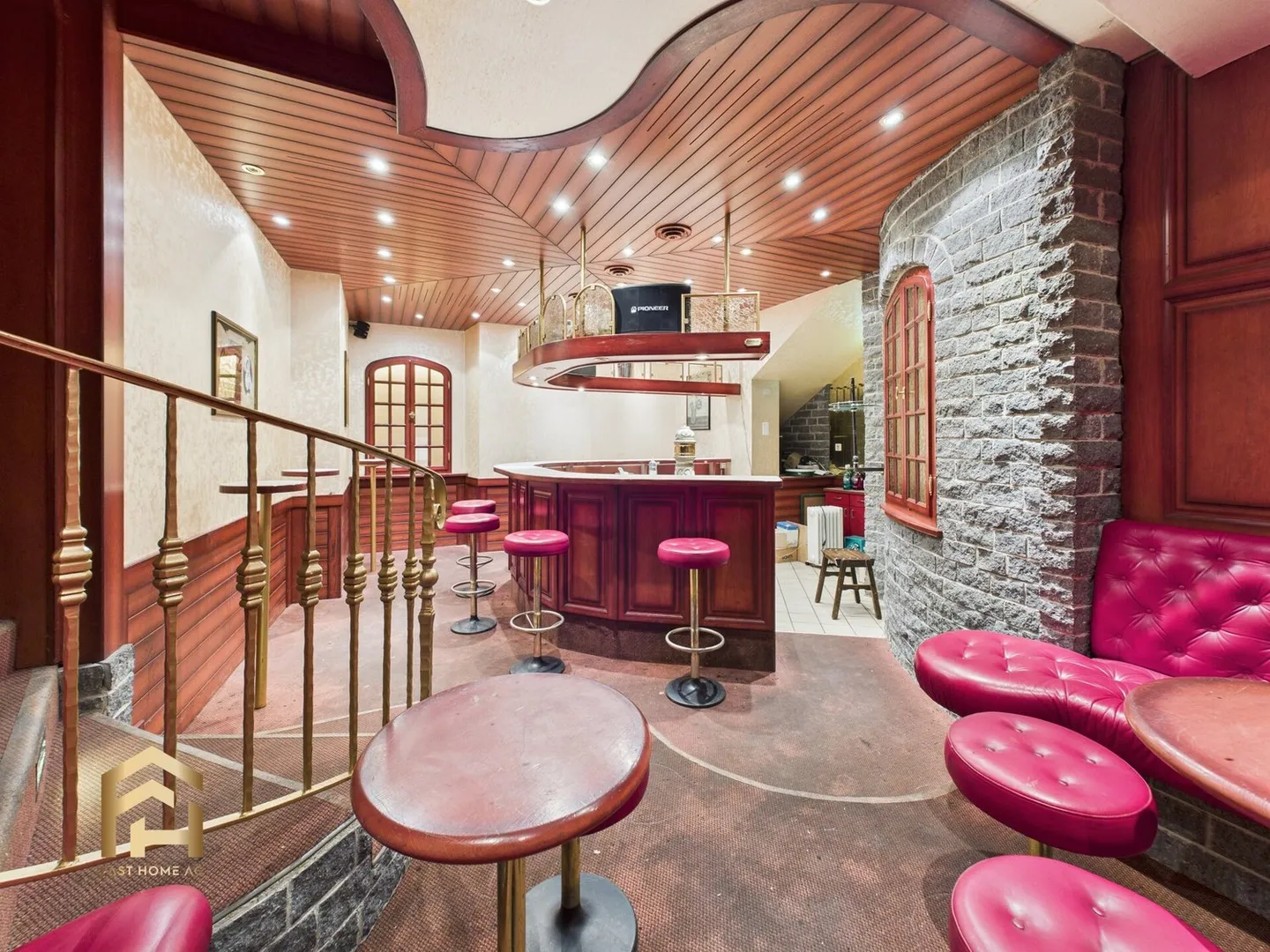 Ristorante con terrazza, pub e magazzini nel centro di St. Niklaus - Foto 6 di 13