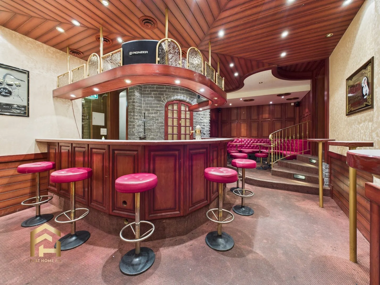 Ristorante con terrazza, pub e magazzini nel centro di St. Niklaus - Foto 7 di 13