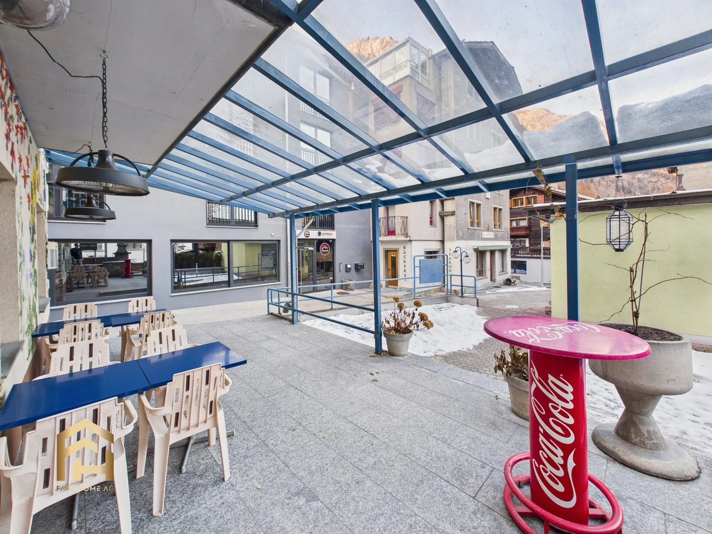 Ristorante con terrazza, pub e magazzini nel centro di St. Niklaus - Foto 9 di 13