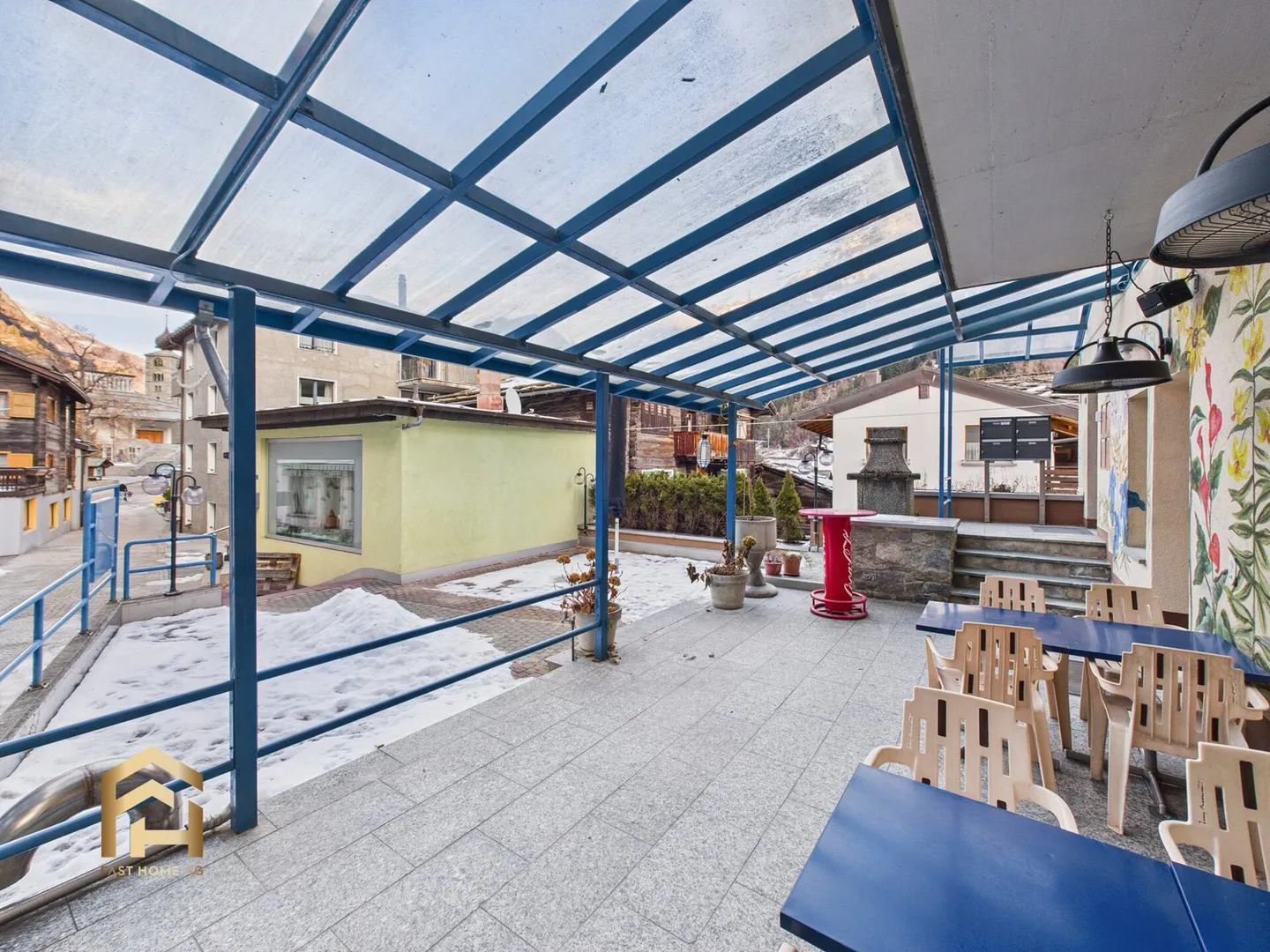 Ristorante con terrazza, pub e magazzini nel centro di St. Niklaus - Foto 10 di 13