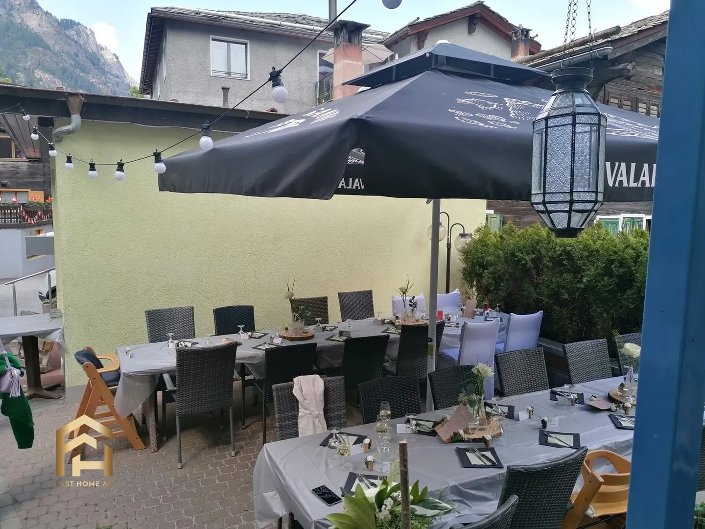 Ristorante con terrazza, pub e magazzini nel centro di St. Niklaus - Foto 11 di 13