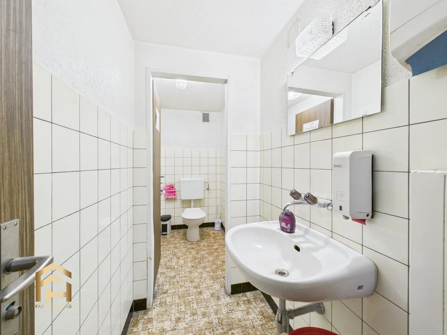 Ristorante con terrazza, pub e magazzini nel centro di St. Niklaus - Foto 13 di 13