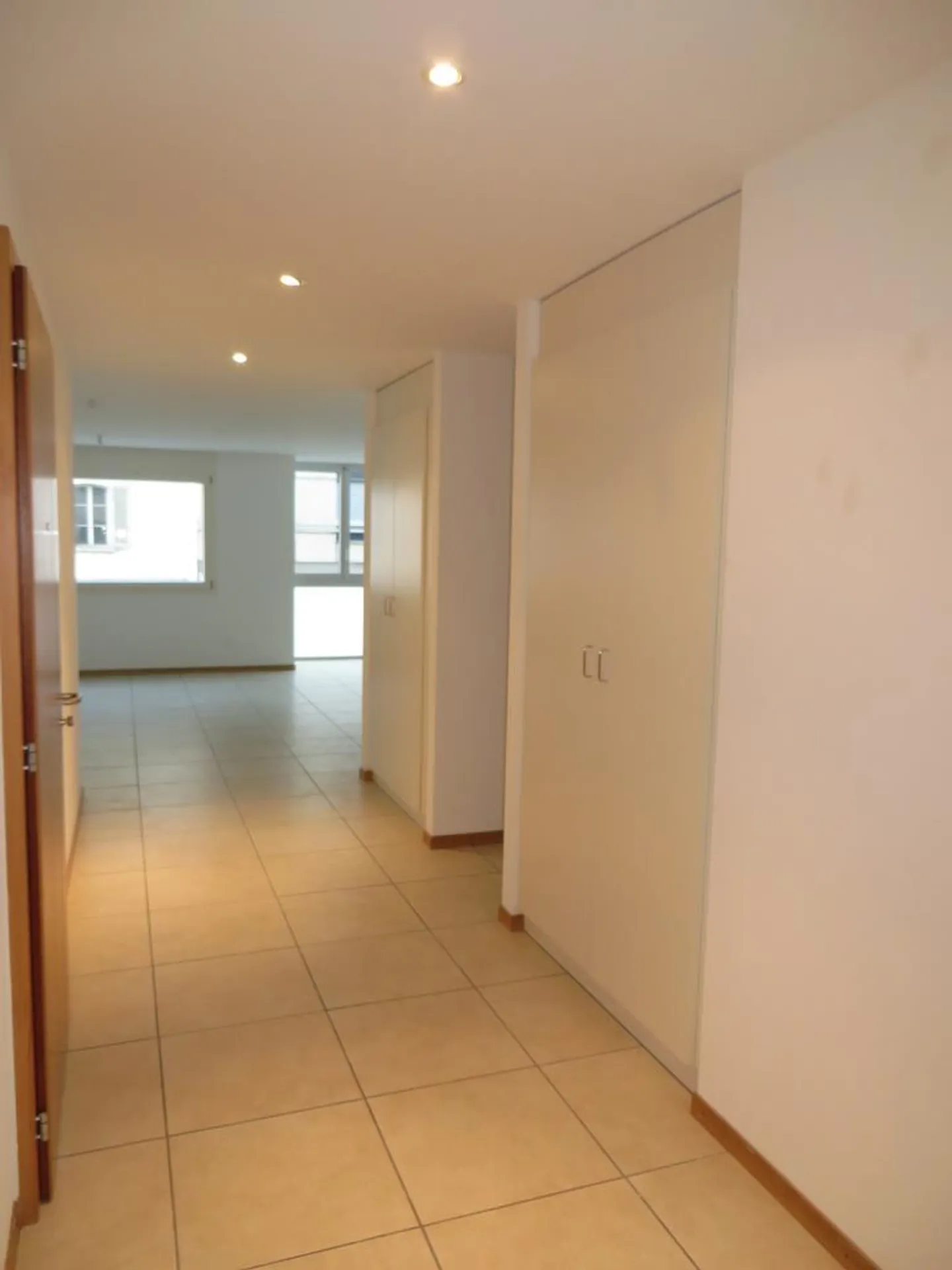 SPACIOUS AND CONTEMPORARY APARTMENT - Photo 2 of 7
