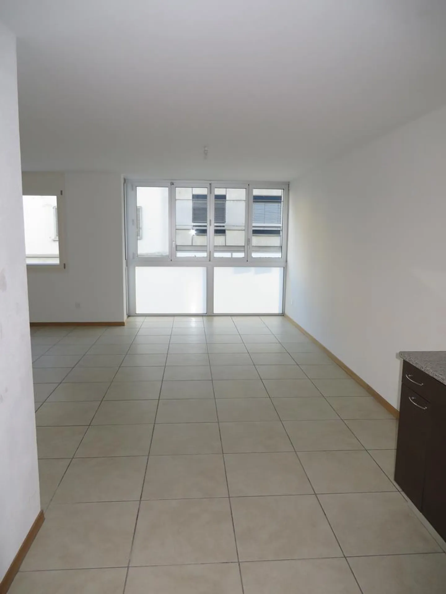 SPACIOUS AND CONTEMPORARY APARTMENT - Photo 3 of 7