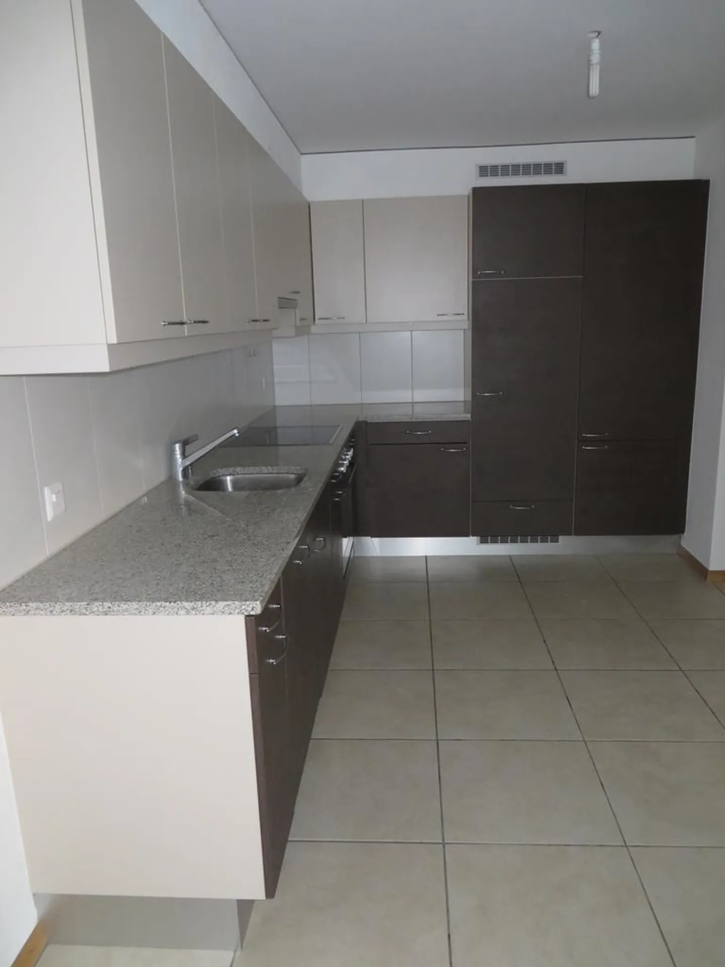SPACIOUS AND CONTEMPORARY APARTMENT - Photo 4 of 7