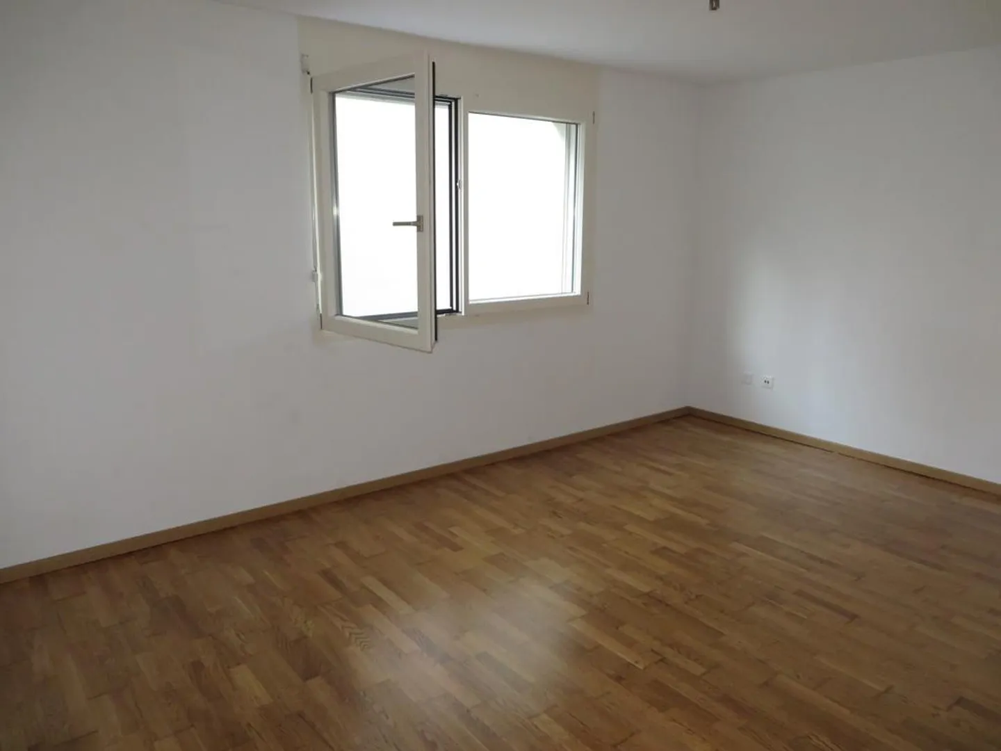 SPACIOUS AND CONTEMPORARY APARTMENT - Photo 5 of 7