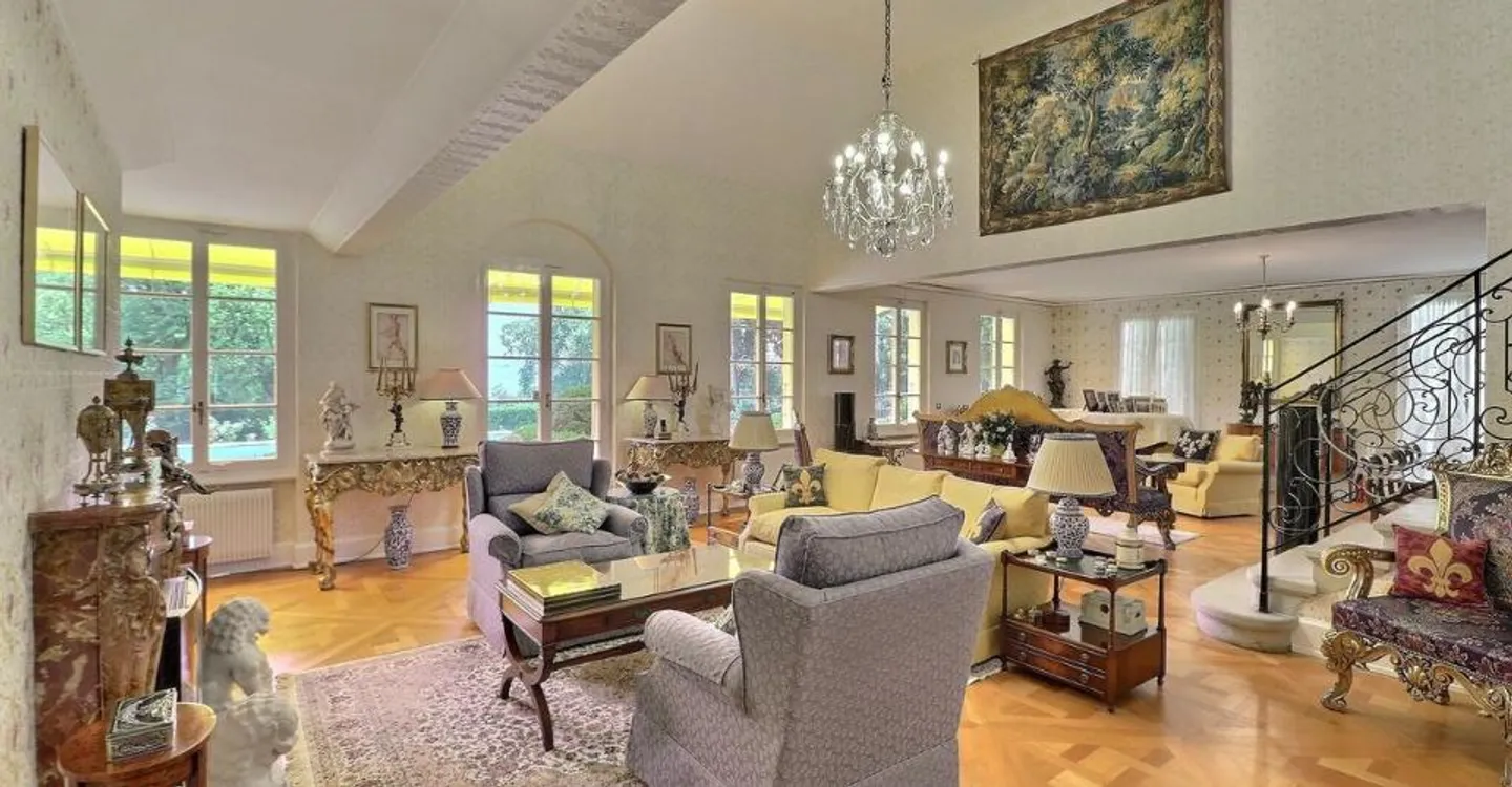 MAGNIFICENT INDIVIDUAL HOUSE WITH A LARGE PLOT AND A BEAUTIFUL VIEW TO THE SOUTH OF - Photo 3 of 13