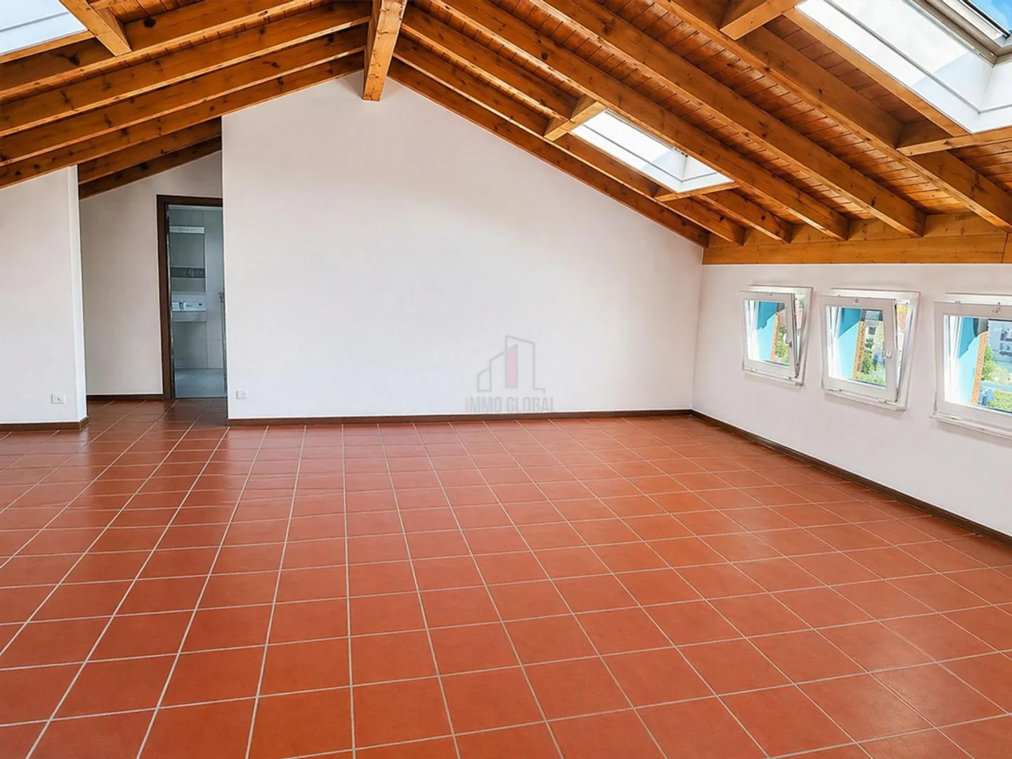 GEMÜTLICH MIT GROSSEM WOHNZIMMER, KAMIN UND HOLZBALKEN - Foto 1 von 6