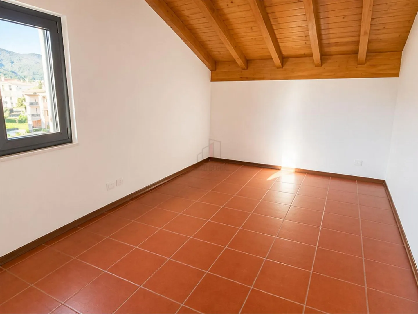 GEMÜTLICH MIT GROSSEM WOHNZIMMER, KAMIN UND HOLZBALKEN - Foto 5 von 6