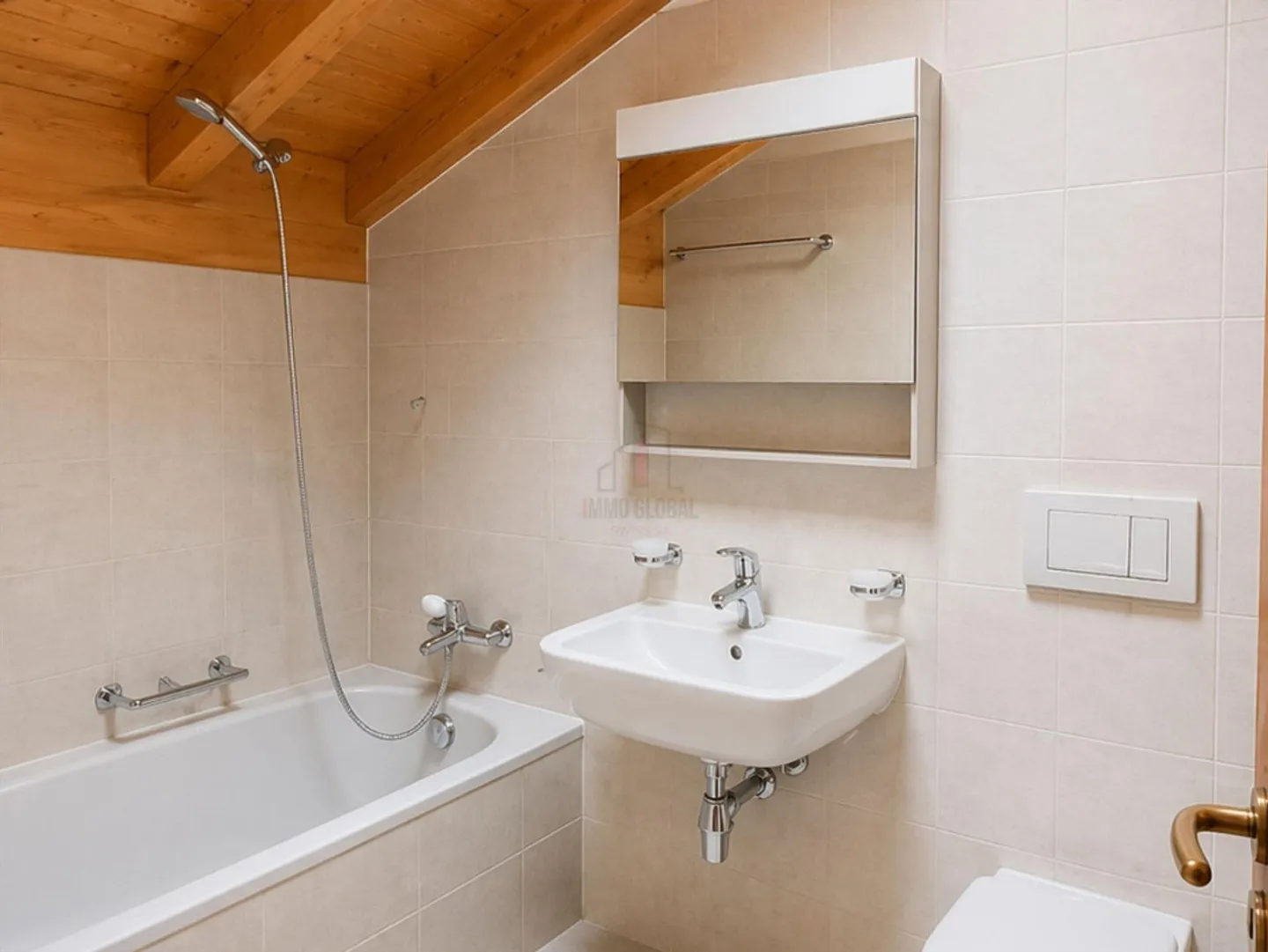 GEMÜTLICH MIT GROSSEM WOHNZIMMER, KAMIN UND HOLZBALKEN - Foto 6 von 6