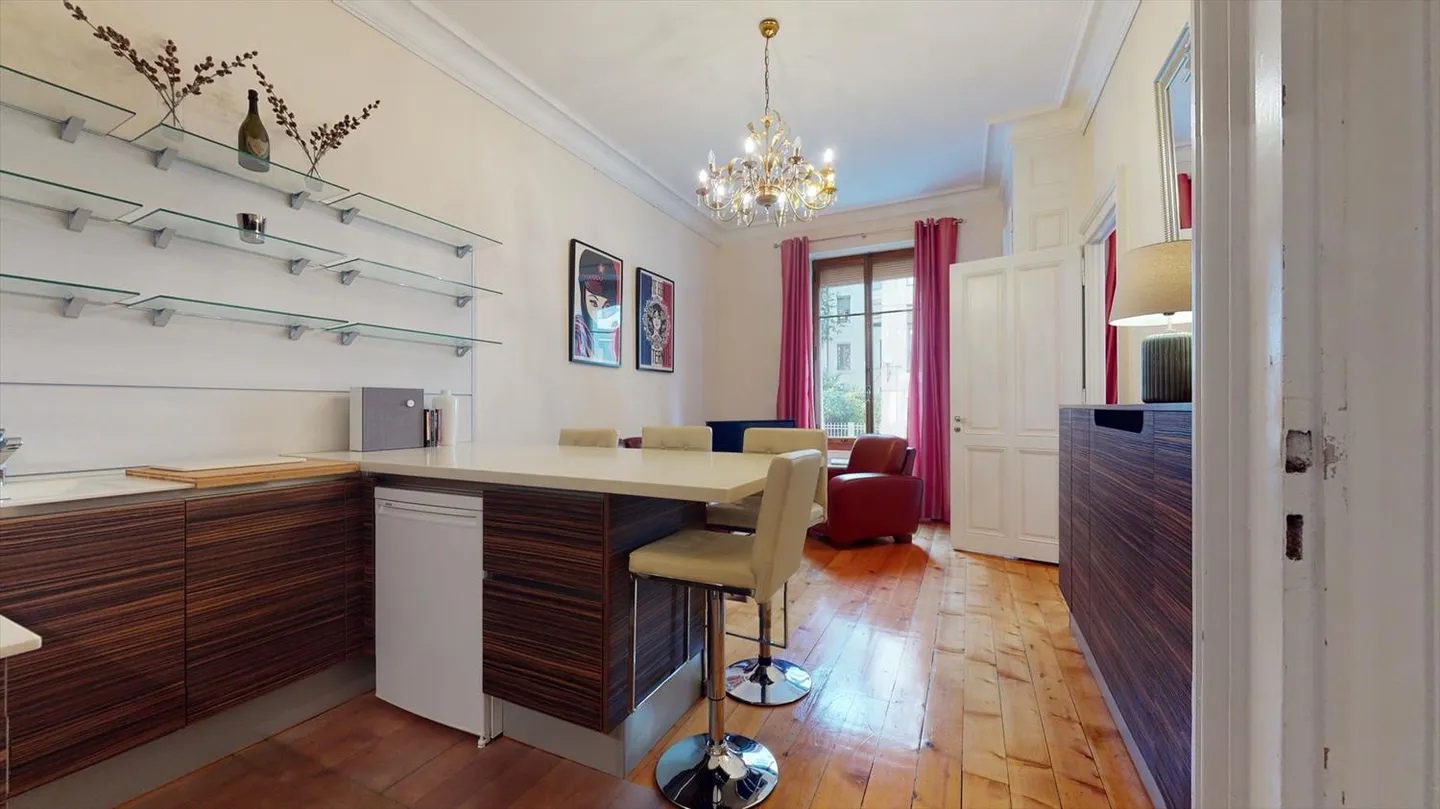 Magnifique appartement deux pièces dans un bâtiment prestigieux - Photo 3 sur 14