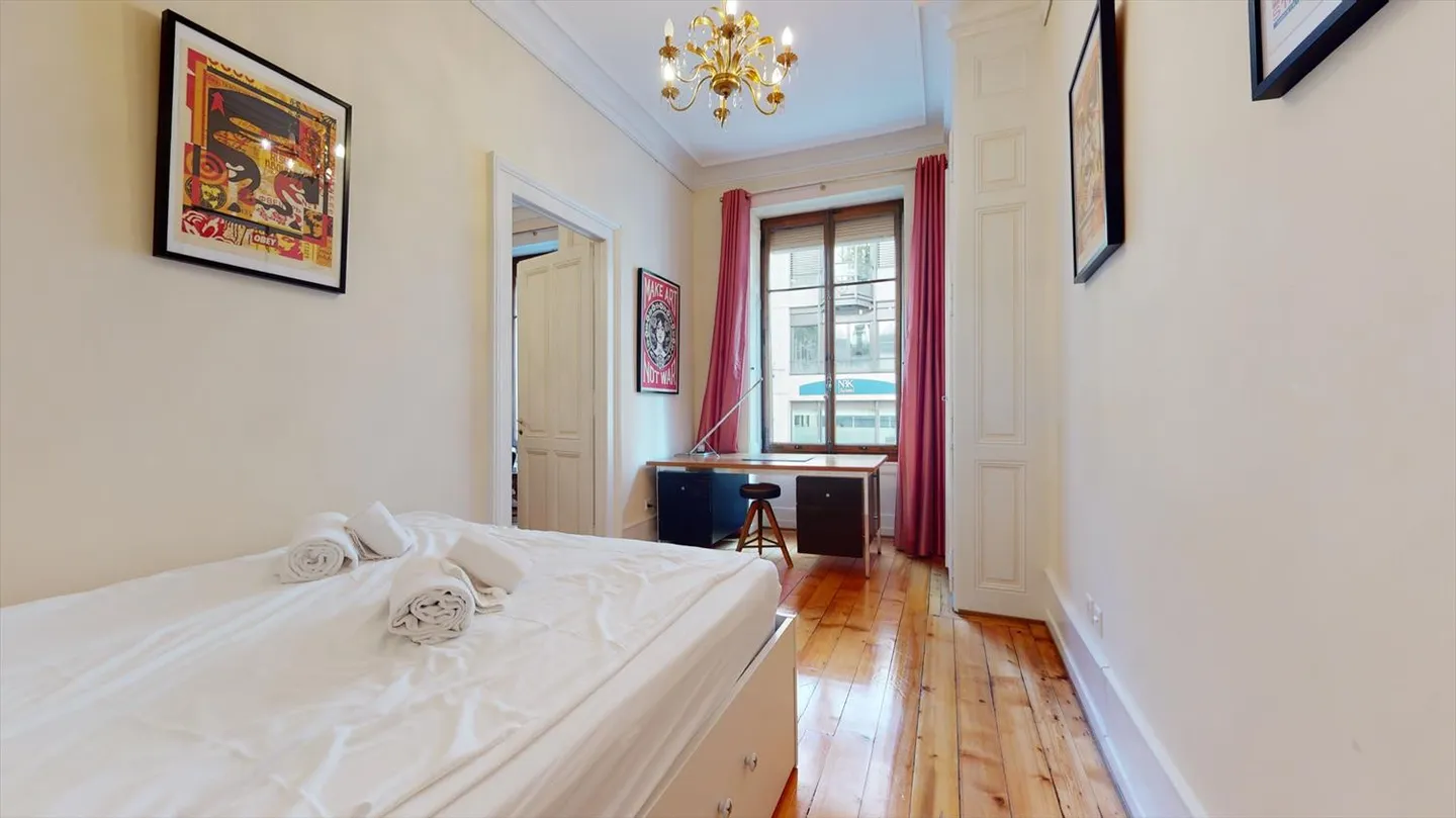 Magnifique appartement deux pièces dans un bâtiment prestigieux - Photo 4 sur 14